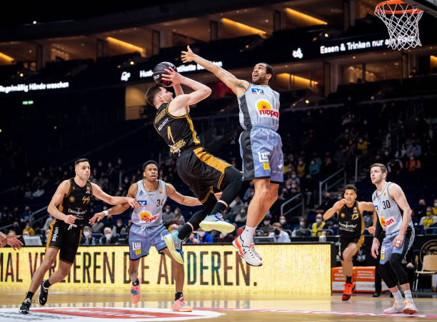 NBA：独行侠轻取公牛 东契奇收获准三双