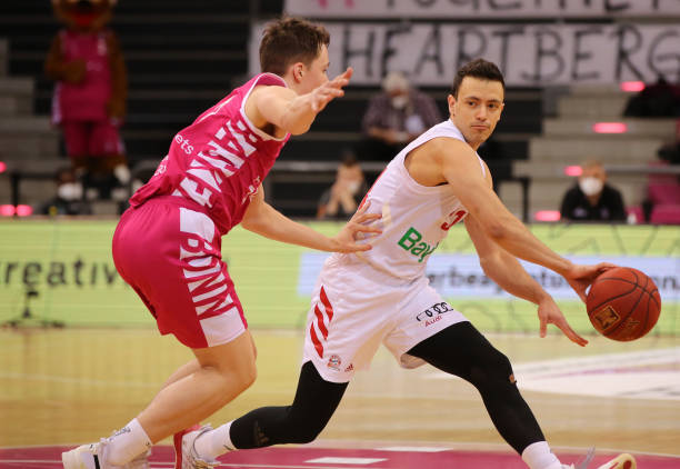 中超 第2轮上海海港2长春亚泰002-28 19：35已结束